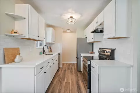 Kitchen - 4490 Constitution Ln, Longview, WA 98632 photo 2 of 4