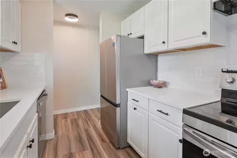 Kitchen - 4490 Constitution Ln, Longview, WA 98632 photo 3 of 4