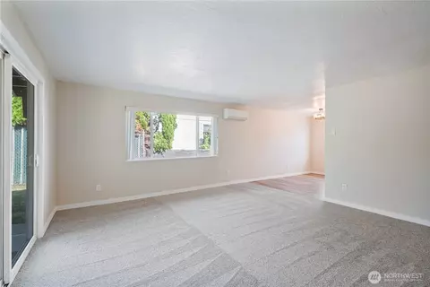 Living - 4490 Constitution Ln, Longview, WA 98632 photo 3 of 4