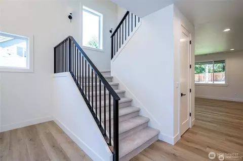 Entry Way - 2746 Sunset Ct, Steilacoom, WA 98388 photo 3 of 7