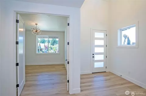 Entry Way - 2746 Sunset Ct, Steilacoom, WA 98388 photo 1 of 7