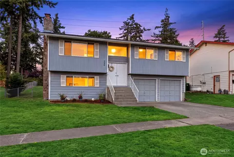 720 NW Hyak Dr, Oak Harbor, WA 98277