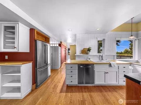 Kitchen - 5836 Chuckanut Dr, Bow, WA 98232 photo 4 of 5