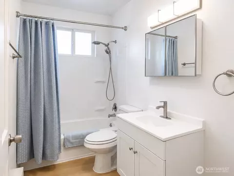 Bath - 263 28th Ave, Longview, WA 98632 photo 1 of 1