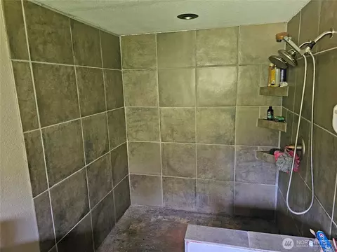 Bath - 283 Middle Fork Rd, Chehalis, WA 98532 photo 2 of 3