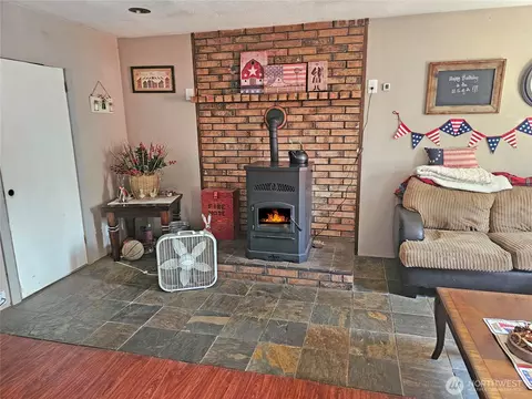 Living - 283 Middle Fork Rd, Chehalis, WA 98532 photo 1 of 2