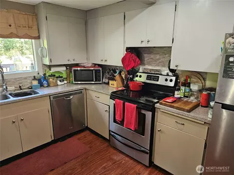 Kitchen - 283 Middle Fork Rd, Chehalis, WA 98532 photo 2 of 3