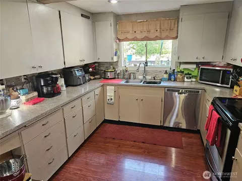 Kitchen - 283 Middle Fork Rd, Chehalis, WA 98532 photo 1 of 3