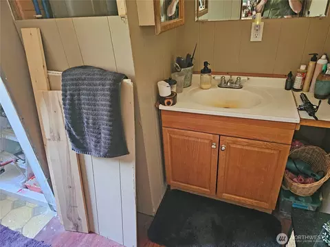 Bath - 283 Middle Fork Rd, Chehalis, WA 98532 photo 3 of 3