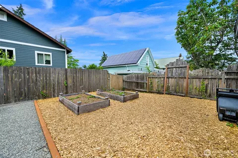 Exterior - 905 E Maple St, Bellingham, WA 98225 photo 6 of 7