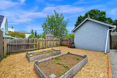 Exterior - 905 E Maple St, Bellingham, WA 98225 photo 5 of 7