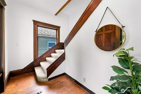 Entry Way - 905 E Maple St, Bellingham, WA 98225 photo 2 of 3