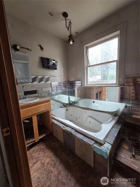 Bath - 111 Calistoga St E, Orting, WA 98360 photo 1 of 2