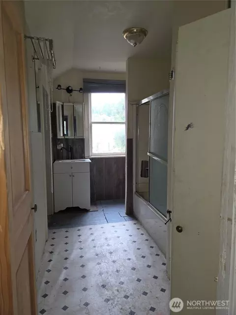 Bath - 111 Calistoga St E, Orting, WA 98360 photo 2 of 2