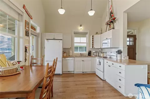 Kitchen - 117 Barefoot Ln, Oroville, WA 98844 photo 1 of 2