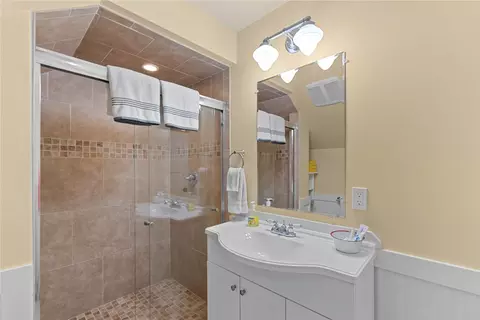 Bath - 117 Barefoot Ln, Oroville, WA 98844 photo 2 of 2