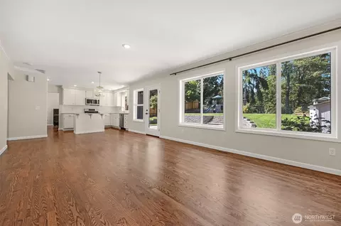 Living - 5226 Narbeck Ave, Everett, WA 98203 photo 7 of 7