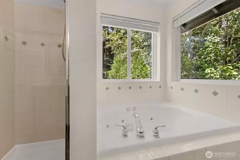 Bath - 5226 Narbeck Ave, Everett, WA 98203 photo 3 of 4