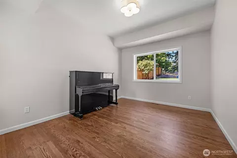 Living - 5226 Narbeck Ave, Everett, WA 98203 photo 3 of 7