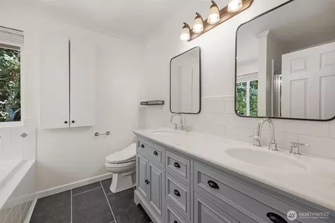Bath - 5226 Narbeck Ave, Everett, WA 98203 photo 2 of 4
