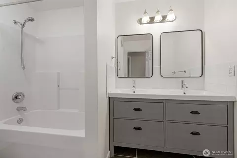 Bath - 5226 Narbeck Ave, Everett, WA 98203 photo 4 of 4