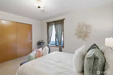 Bedroom - 15031 93rd Pl NE, Bothell, WA 98011 photo 2 of 8