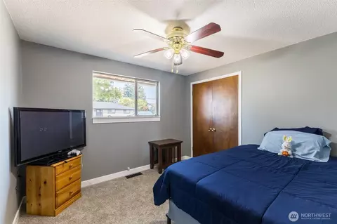 Bedroom - 26217 SE 426th St, Enumclaw, WA 98022 photo 6 of 9