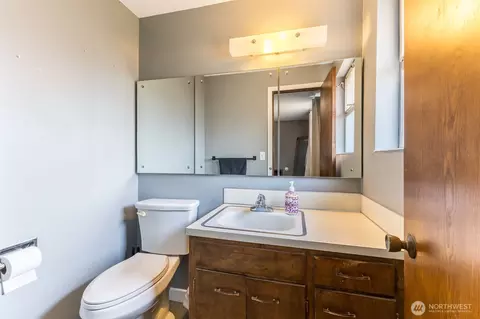 Bath - 26217 SE 426th St, Enumclaw, WA 98022 photo 1 of 2