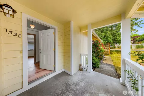 1320 Fruitland Dr, Bellingham, WA 98226
