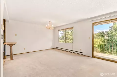 Living - 2418 Euclid Ave #6, Everett, WA 98203 photo 5 of 5