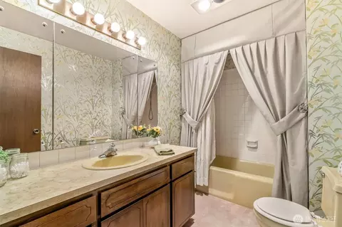 Bath - 2418 Euclid Ave #6, Everett, WA 98203 photo 2 of 2