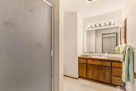 Bath - 2418 Euclid Ave #6, Everett, WA 98203 photo 1 of 2