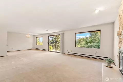 Living - 2418 Euclid Ave #6, Everett, WA 98203 photo 1 of 5