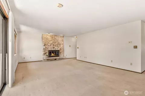 Living - 2418 Euclid Ave #6, Everett, WA 98203 photo 3 of 5