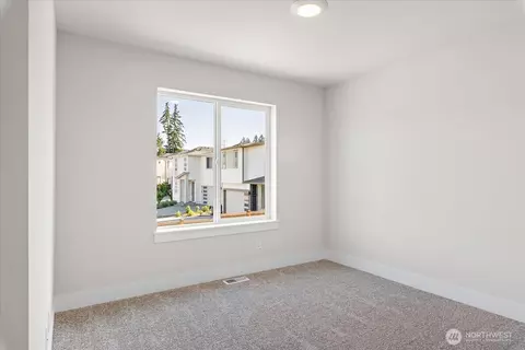 Bedroom - 17917 Sunset Rd, Bothell, WA 98012 photo 6 of 8