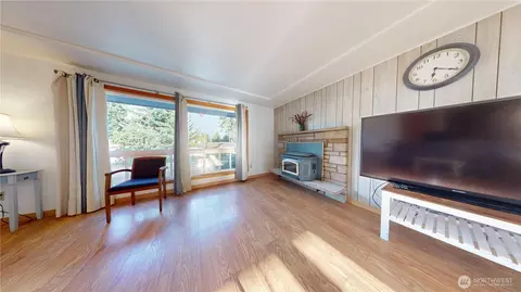 Living - 7828 Highland Dr, Everett, WA 98203 photo 2 of 4