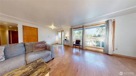 Living - 7828 Highland Dr, Everett, WA 98203 photo 3 of 4