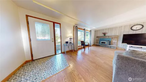 Entry Way - 7828 Highland Dr, Everett, WA 98203 photo 1 of 2