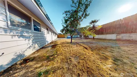 Exterior - 7828 Highland Dr, Everett, WA 98203 photo 12 of 15