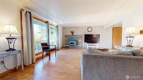Living - 7828 Highland Dr, Everett, WA 98203 photo 1 of 4