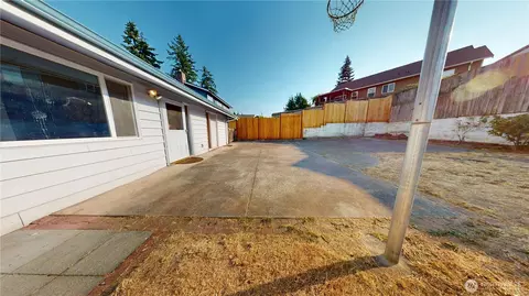 Exterior - 7828 Highland Dr, Everett, WA 98203 photo 11 of 15