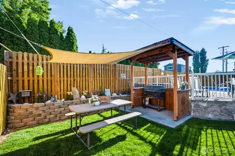Exterior - 301 E 8th St, Warden, WA 98857 photo 5 of 8