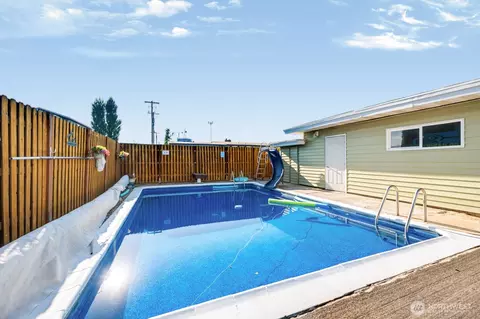 Exterior - 301 E 8th St, Warden, WA 98857 photo 7 of 8