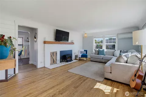 Living - 1913 Wilson Ave, Enumclaw, WA 98022 photo 1 of 2