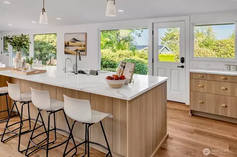 2434 73rd Ave SE, Mercer Island, WA 98040