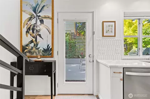 Entry Way - 300 26th Ave E #D, Seattle, WA 98112 photo 2 of 6