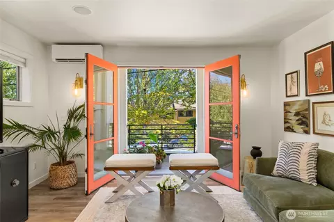Entry Way - 300 26th Ave E #D, Seattle, WA 98112 photo 3 of 6