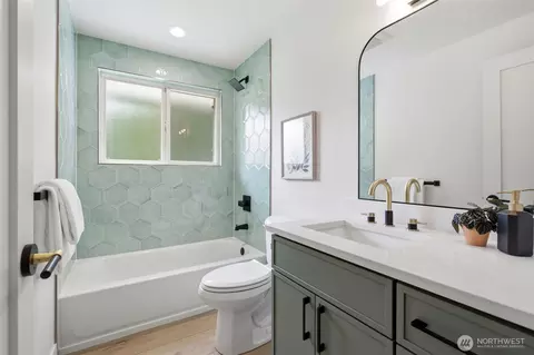 Bath - 2330 171st Pl SE, Bothell, WA 98012 photo 1 of 4