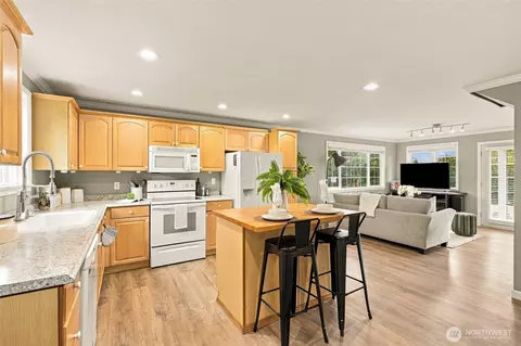 Kitchen - 20818 Royal Anne Rd, Bothell, WA 98021 photo 3 of 4