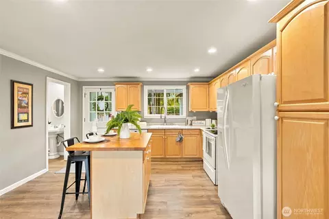 Kitchen - 20818 Royal Anne Rd, Bothell, WA 98021 photo 2 of 4